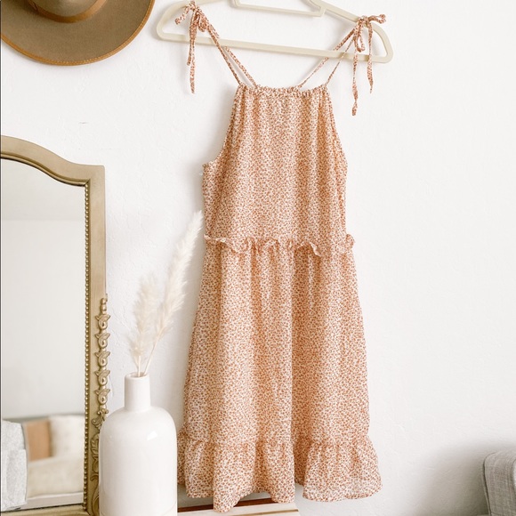 Carly Jean Los Angeles Dresses & Skirts - Carly Jean Los Angeles floral tie dress